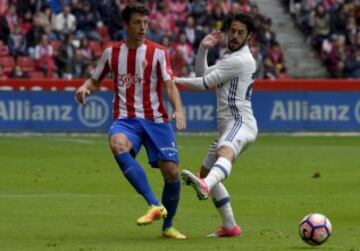 Mikel Vesga ante Isco. 