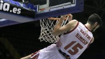 El alero del CAI Zaragoza Joan Sastre efectúa un mate ante el pivot esloveno del Baloncesto Sevilla, Uros Slokar.