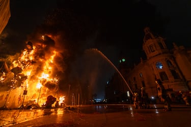 Varios bomberos durante la Cremà de la Falla del Ayuntamiento.
