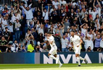 El brasileño celebró su gol besando efusivamente el escudo del Real Madrid bordado en el pecho de su camiseta.