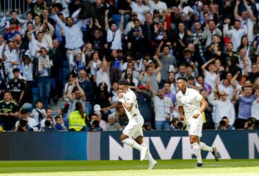 El brasileño celebró su gol besando efusivamente el escudo del Real Madrid bordado en el pecho de su camiseta.