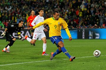 Cinco minutos después del gol de Juan, Brasil sentenció el partido. Fue una jugada magnífica y eléctrica en la que Kaká, metió un pase magistral al espacio, para que Luis Fabiano recogiera el esférico, encarara a Bravo, al que regatearía con mucha facilidad antes de marcar a puerta vacía. Era el tercer gol del atacante que por entonces militaba en el Sevilla.