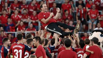 PAMPLONA, 04/06/2023.- El técnico de Osasuna, Jagoba Arrasate, manteado por sus jugadores a la finalización del encuentro correspondiente a la última jornada de primera división que han disputado hoy domingo frente al Girona en el estadio de el Sadar, en Pamplona. EFE / Jesús Diges.
