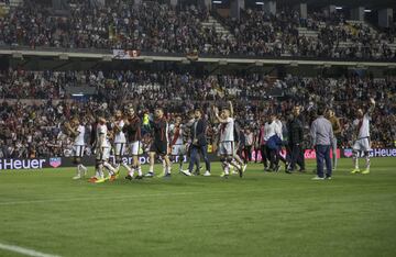 Los jugadores del Rayo celebraron la victoria sobre el Real Madrid.