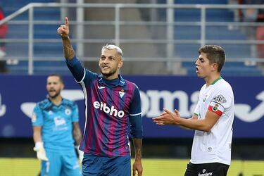 Stoichkov anotó su primer doblete de la temporada para vencer al Racing. En el primer tanto metió la cabeza, adelantándose a toda la defensa, en el envío de Tejero anteriormente comentado. En el segundo, culminó una gran jugada combinativa con Aketxe.