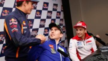 Lorenzo saluda a Márquez en Indianápolis.