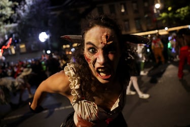 Una mujer disfrazada reacciona durante el desfile anual de Halloween en Greenwich Village, Manhattan, Nueva York.