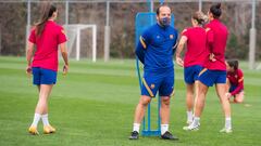 Llu&iacute;s Cort&eacute;s, entrenador del Bar&ccedil;a, durante un entrenamiento. 