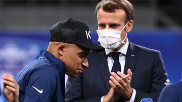 Emmanuel Macron, presidente de Francia, aplaude a Kylian Mbappé, jugador del Paris Saint-Germain.