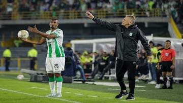 Paulo Autuori en un partido de Atlético Nacional.