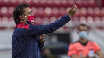Chivas por momentos fue superado por el rival, parecía que perdería, pero Ángel Mena no anduvo fino en la definición y perdonó al Rebaño Sagrado.