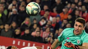 GRAF6471. SEVILLA. 03/01/2020. - El centrocampista brasileño del Sevilla FC, Fernando Francisco Reges (i), intenta rematar ante el guardameta del Athletic de Bilbao, Unai Simón, durante el encuentro correspondiente a la jornada 19 de primera