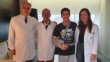Marc Márquez con los médicos que le operaron de su hombro.