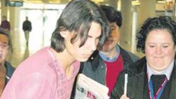 <b>AUTÓGRAFOS. </b>Nadal fue recibido por aficionados en Mallorca.