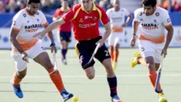 Raghunath Vokkaliga Ramachandra y Uthappa Sannuvanda Kushalappa persiguen al español Alex Casasayas.