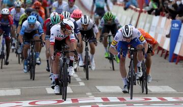 Sam Bennett gana la cuarta etapa al esprint.