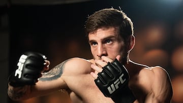 Aleksandre Topuria posa para la UFC antes de su debut.