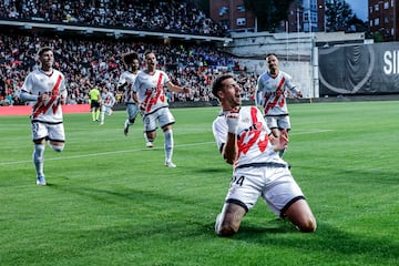 Vol para cabecear un baln puesto magistralmente por Isi desde el crner. Su testarazo dio una victoria importantsima al Rayo, que se aferra al sue?o europeo. Este fue el primer gol del francs, que es imprescindible para I?igo en el eje de la zaga. Un seguro de vida atrs. Dej la portera a cero ante el Getafe.