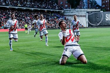 Voló para cabecear un balón puesto magistralmente por Isi desde el córner. Su testarazo dio una victoria importantísima al Rayo, que se aferra al sueño europeo. Este fue el primer gol del francés, que es imprescindible para Iñigo en el eje de la zaga. Un seguro de vida atrás. Dejó la portería a cero ante el Getafe.