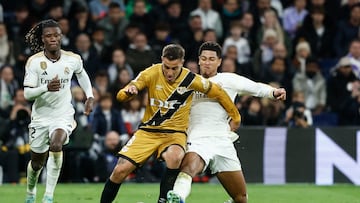 MADRID (ESPAÑA), 05/11/2023.- Óscar Trejo (c) delantero argentino del Rayo Vallecano disputa una posesión ante Jude Bellingham (d) y Eduardo Camavinga (i), centrocampistas del Real Madrid durante el encuentro correspondiente a la jornada 12 de LaLiga que Real Madrid y Rayo Vallecano disputan este domingo en el Santiago Bernabéu. EFE/ Juan Carlos Hidalgo