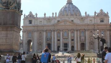 Un seguidor del conjunto cementero acudi&oacute; con el Papa Francisco buscando acabar con la maldici&oacute;n del cuadro de la Noria.