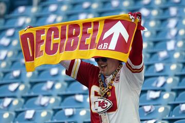 Un aficionado de Kansas City Chiefs apoya a su equipo en el Hard Rock Stadium.