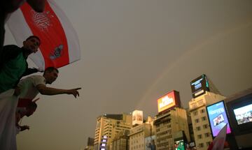 Los aficionados de River celebran el triunfo de su equipo en la Final de la Copa Libertadores ante Boca en la Plaza del Obelisco.