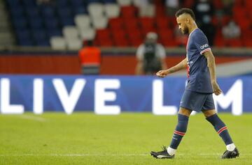 La ira del brasileño se notó en todo momento antes y después de la tarjeta roja. La derrota fue inevitable esta noche ante su gente.