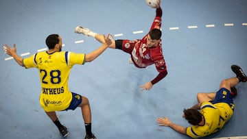 El lateral del Balonmano Logroño La Rioja, Juan Palomino, durante la primera semifinal de la Copa de España EFE/Javier Etxezarreta