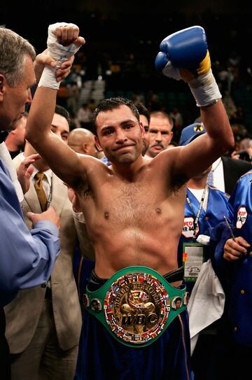 Cuando Bernard Hopkins noqueó a Óscar de la Hoya, el ‘Golden Boy’ decidió parar dos años (de 2004 a 2006). Volvió por todo lo alto, ya que se proclamó campeón mundial frente a Ricardo Mayorga y luego tuvo dos grandes combates más: frente a Mayweather y Pacquiao. Ambos los perdió y decidió retirarse de manera definitiva. Eso fue en 2008 y este 2021 se ha unido a la moda de regresar. Con 48 años, estará de nuevo en el ring para un pleito de exhibición. Iba a ser en julio, pero finalmente Triller, promotora que lo organizará, anunció que será tras el verano.