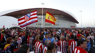 La afici&oacute;n del Atl&eacute;tico llenando los alrededores del Wanda Metropolitano en la previa antes del partido ante el Barcelona en el estadio rojiblanco.