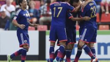 Jugadores japoneses celebran un gol