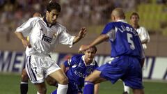 Ra&uacute;l encara a Leboeuf ante la mirada de Dennis Wise en la Supercopa de Europa de 1998, ante el Chelsea.
