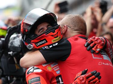 Marc Márquez, del equipo Ducati Lenovo, celebra con su equipo tras ganar el GP de Austria de MotoGP. 