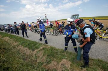 Protests and tear gas in the 16th stage of the Tour de France