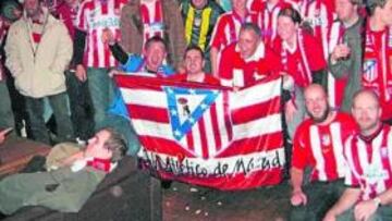 La Peña Britannia arropa al equipo en el Emirates