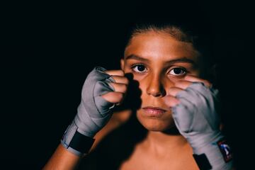 Ryan Martinez es un luchador amateur de tan solo diez años que busca obtener su segundo cinturón en la categoría de peso de 65 libras en una próxima pelea. Las fotografías  son un posado para “Chapito's Boxing Gym.