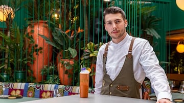 Daniel Regajo, barman de Papúa Colón: “Cada cóctel está vinculado a una cultura por sus ingredientes y su puesta en escena”