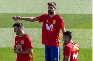 GR2002. MADRID, 03/10/2017.- El defensa de la selección española de fútbol Gerard Piqué conversa con sus compañeros Aritz Aduriz (i) y Koke Resurrección (d) durante el entrenamiento realizado hoy en la Ciudad del Fútbol de Las Rozas, donde el combinado español prepara los enfrentamientos de la fase de la clasificación para el Mundial de Rusia 2018 que disputa contra Albania e Israel. EFE/Rodrigo Jiménez