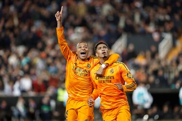 1-2. Jude Bellingham celebra con Kylian Mbappé el segundo tanto.