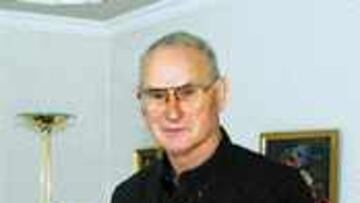 <b>RECUERDOS.</B> Loy rememoró en su domicilio de Oberursel la final de Glasgow gracias a AS.