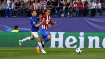 Albrighton y Griezmann en la jugada del penalti.