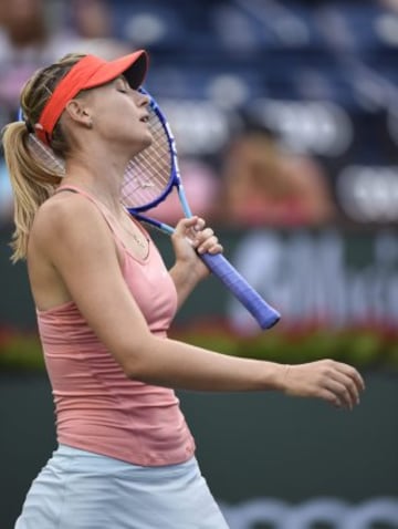 JGM01. INDIAN WELLS (CA, EE.UU.), 17/03/2015.- La rusa Maria Sharapova ante la italiana Flavia Pennetta hoy, martes 17 de marzo de 2015, durante el Abierto de Indian Wells, California (EE.UU.). EFE/PAUL BUCK