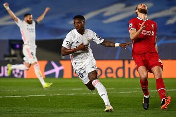 Tras eliminar a la Atalanta, el sorteo de Champions empareja al Madrid con el Liverpool. Los blancos comienzan la eliminatoria en casa, en el estadio Alfredo Di Stéfano, y se imponen al conjunto inglés (3-1) con un extraordinario partido de Vinícius, autor de dos goles, y de la zaga blanca, cuyos centrales son Nacho y Militao, debido a una lesión de Ramos y de un positivo por Coronavirus de Varane, que le impedirá participar en esta eliminatoria. En Liverpool, una semana más tarde, de nuevo la pareja Nacho-Militao, junto con Courtois, que hace un par de intervenciones espectaculares, lideran el pase de los blancos a semifinales (0-0 en Anfield).