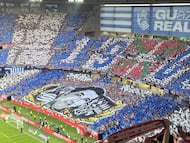 Tifo de aficionados de la Real Sociedad en recuerdo de Aitor Zabaleta.