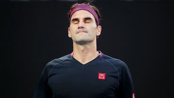 Roger Federer se lamenta durante su partido ante Novak Djokovic en las semifinales del Open de Australia 2020.