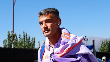 El bus de la U se topa con hinchas de Colo Colo antes de llegar al Monumental: Carabineros interviene