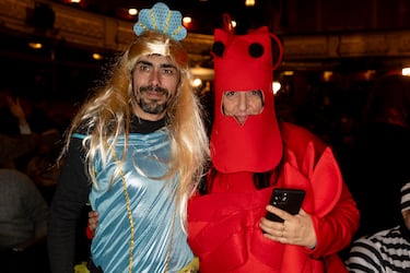 Dos personas disfrazadas esperan a que empiece el Sorteo Extraordinario de Navidad de la Lotería Nacional.