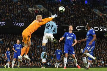 Vincent Kompany fue el héroe de la jornada para el Manchester City, ya que su golazo al ángulo ante Leicester le permite al equipo de Pep Guardiola llegar a la última fecha como líder de la Premier League con un punto más que el Liverpool.