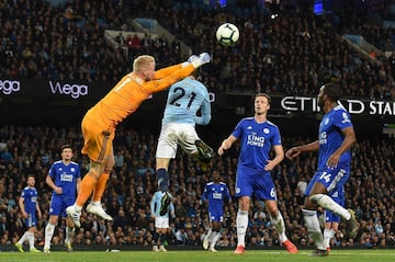 Vincent Kompany fue el héroe de la jornada para el Manchester City, ya que su golazo al ángulo ante Leicester le permite al equipo de Pep Guardiola llegar a la última fecha como líder de la Premier League con un punto más que el Liverpool.